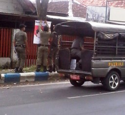 Melanggar, Satpol PP Turunkan Banner Prabowo-Hatta